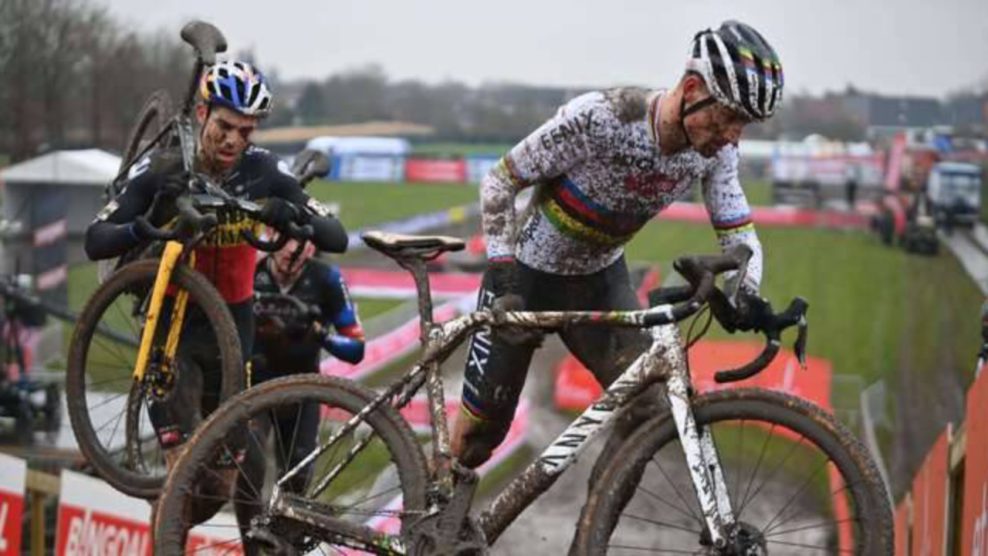 Wout van Aert porazil aj Van der Poela a suver&eacute;nne vyhral aj na blatovom svetovom poh&aacute;ri v Dendermonde