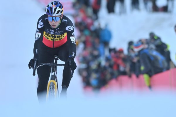 Wout van Aert suverénne aj na snehu vo Val di Sole, vyhral už tretie cyklokrosové preteky po sebe