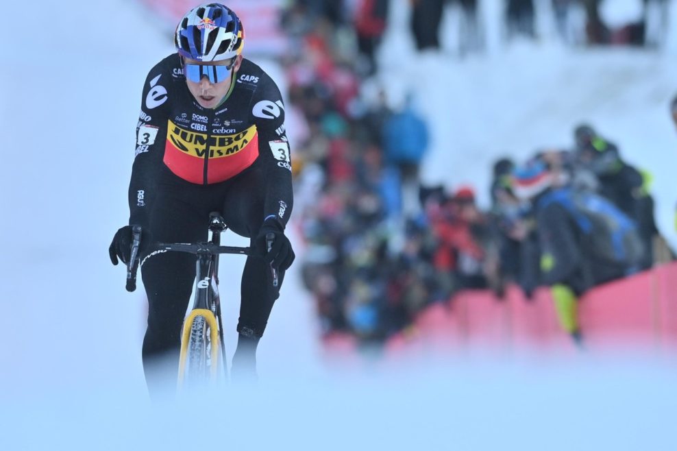 Wout van Aert suver&eacute;nne aj na snehu vo Val di Sole, vyhral už tretie cyklokrosov&eacute; preteky po sebe