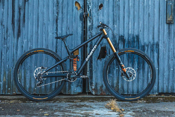 Atherton Bikes spustili predaj zjazdových a enduro bicyklov