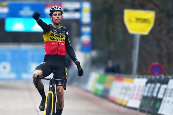 Wout van Aert suverénne vyhral už ôsme cyklokrosové preteky sezóny