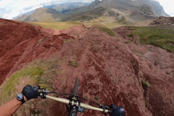  Video: Kilian Bron objavuje na e-biku nádhernú prírodu pyrenejských hôr