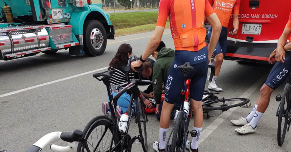Egan Bernal je po zr&aacute;žke s autobusom a oper&aacute;cii pri vedom&iacute;, h&yacute;be rukami aj nohami