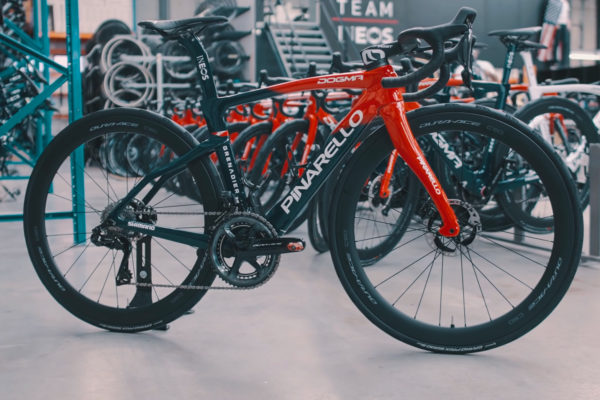  Detaily a špecifikácia pretekárskeho bicyklu Toma Pidcocka –  Pinarello Dogma F Team Ineos