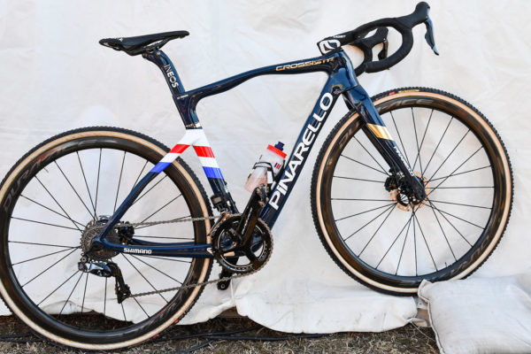 Detaily a špecifikácia víťazného majstrovského špeciálu Toma Pidcocka – Pinarello Crossista 2022