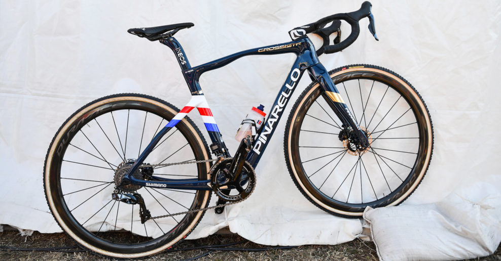 Detaily a špecifikácia víťazného majstrovského špeciálu Toma Pidcocka – Pinarello Crossista 2022