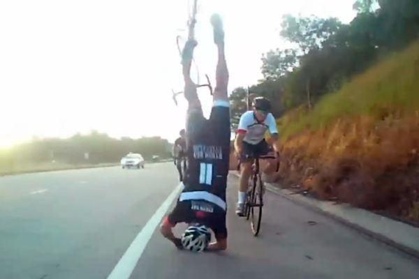  Video: Toto je pravdepodobne najhorší pád na bicykli, aký ste kedy videli