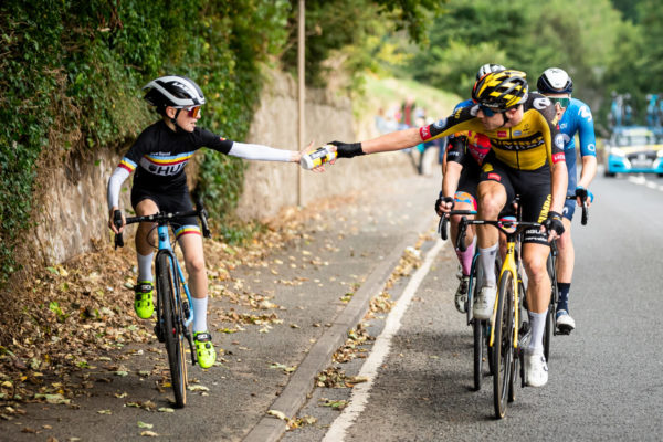 Iba 12-ročný cyklista, ktorý “pretekal” s profíkmi na Okolo Británie, dostal zmluvu v tíme bývalých profesionálov