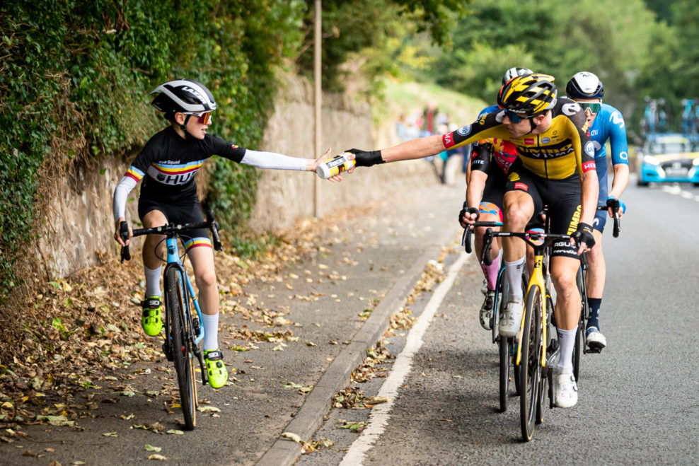Iba 12-ročn&yacute; cyklista, ktor&yacute; &ldquo;pretekal&rdquo; s prof&iacute;kmi na Okolo Brit&aacute;nie, dostal zmluvu v t&iacute;me b&yacute;val&yacute;ch profesion&aacute;lov