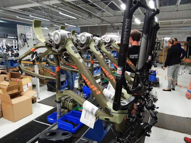 Skupinu, ktorá vlastní značky Lapierre, Ghost či Haibike predali za 1,56 miliardy eur