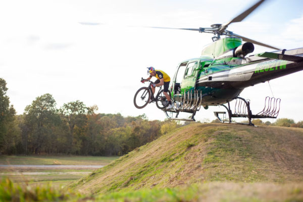  Musíte vidieť: Zoskok z helikoptéry, skoky, triky a ďalšie šialenosti na cyklokrosovom bicykli
