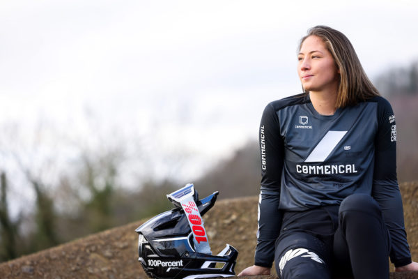 Mladá nórska zjazdárka Mille Johnset bude jazdiť za Commencal/100%