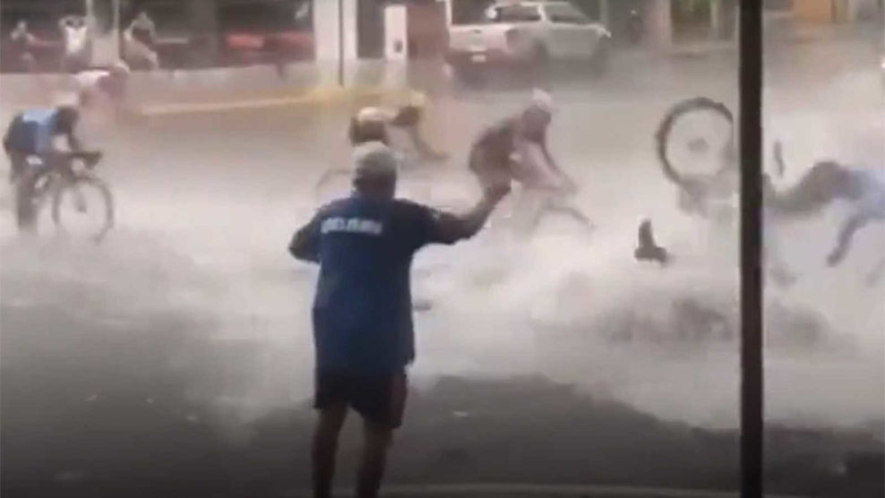  Video: Veľké záplavy spôsobili nepríjemné pády tesne pred cieľom na pretekoch v Argentíne