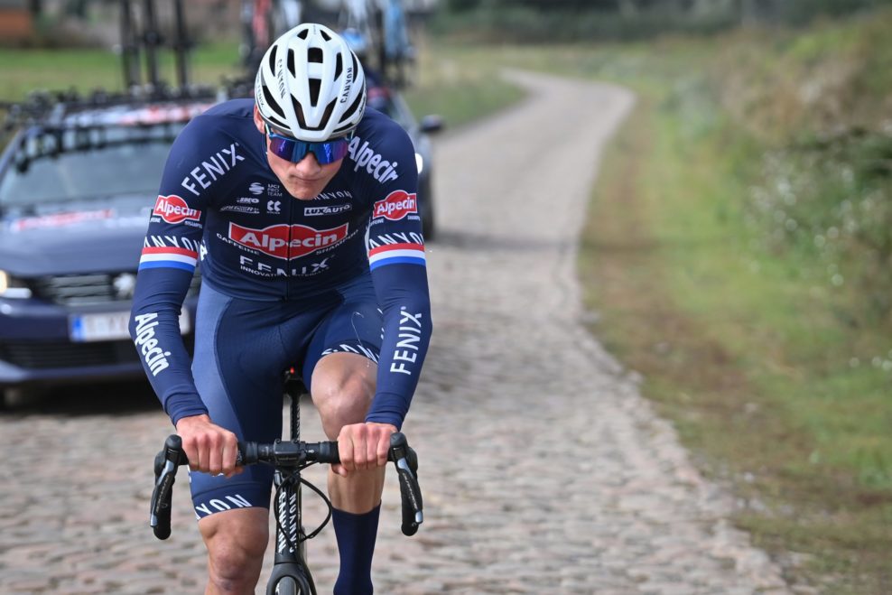 Mathieu van der Poel op&auml;ť tr&eacute;nuje na bicykli