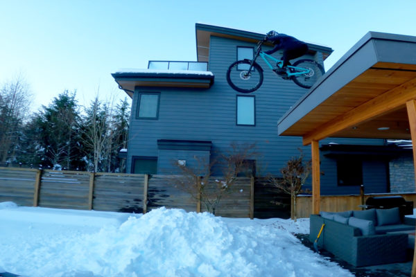  Video: Čo sa stane, keď skočíte na bicykli zo strechy do kopy snehu?