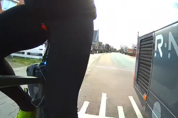 Video: Autobus vytlačil a takmer zrazil cyklistu, ktorý išiel v cyklopruhu
