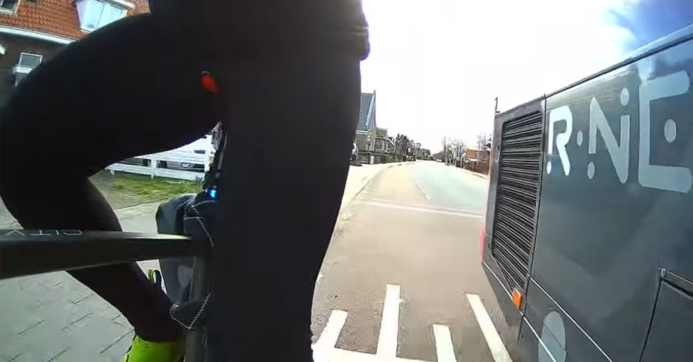 Video: Autobus vytlačil a takmer zrazil cyklistu, ktorý išiel v cyklopruhu