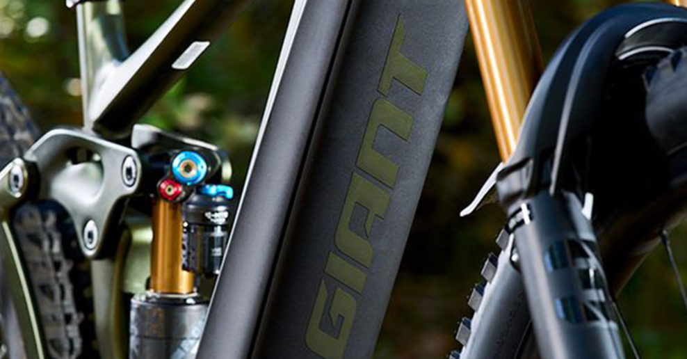 Zlodeji ukradli z kontaineru 127 elektrobicyklov Giant
