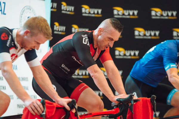 Na premiérových majstrovstvách Slovenska vo virtuálnej cyklistike zabudli na ventilátory