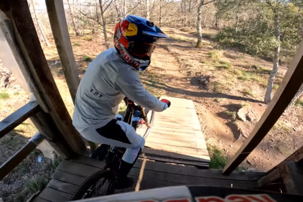  Video: Rýchle tréningové jazdy Laurieho Greenlanda a Jacksona Goldstona v portugalskej Louse