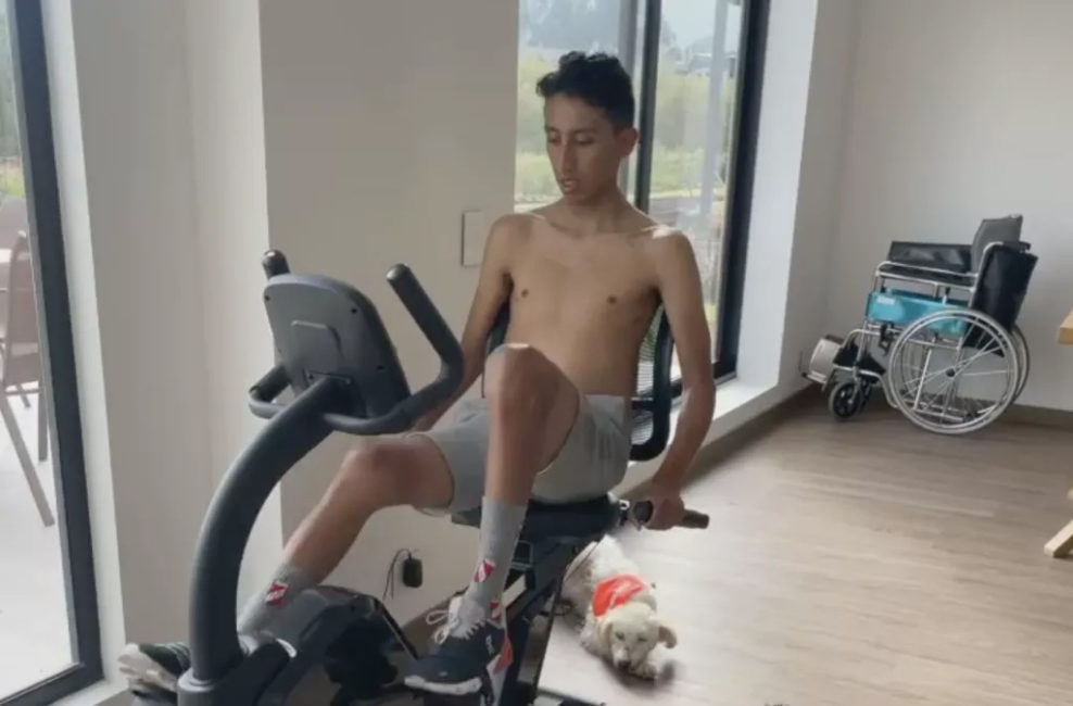 Egan Bernal už trénuje na stacionárnom bicykli