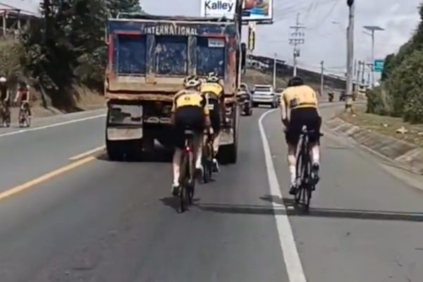  Video: Tom Dumoulin a jeho tímový kolega sa počas tréningu zviezli za nákladným autom