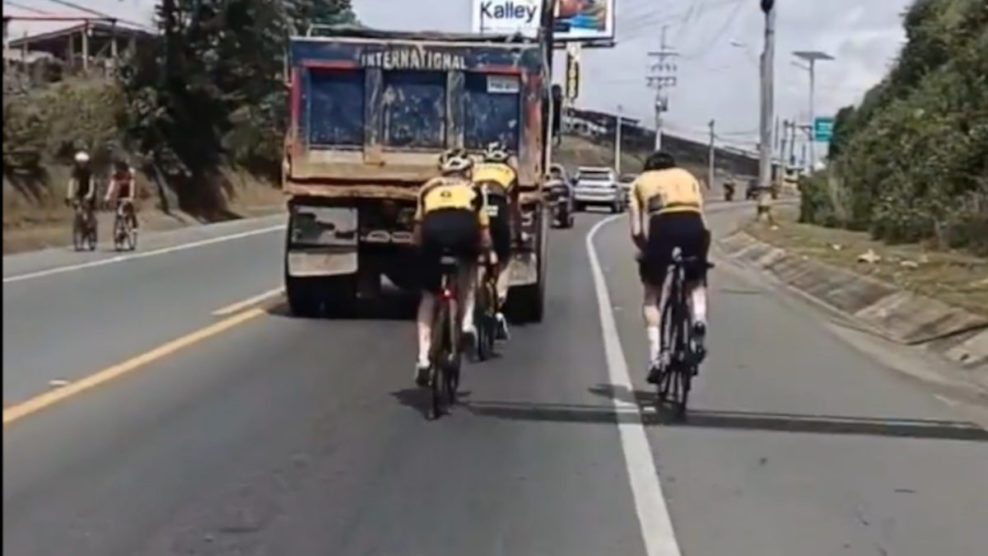  Video: Tom Dumoulin a jeho tímový kolega sa počas tréningu zviezli za nákladným autom