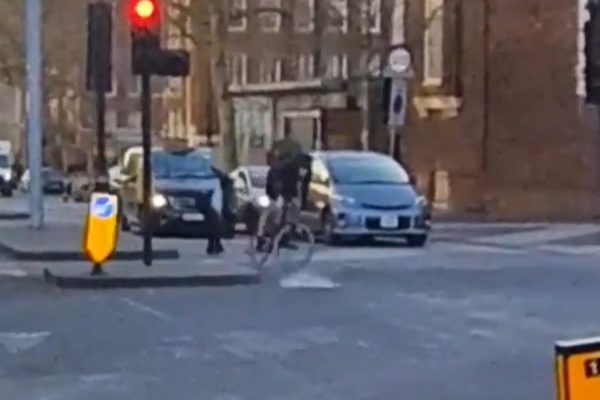  Video: Agresívny vodič hodil po cyklistovi sklenenú fľašu