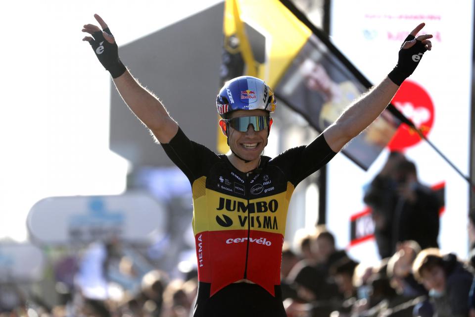 Wout van Aert vyhral Omloop Het Nieuwsblad po záverečnom 13km sólo úniku (+video)