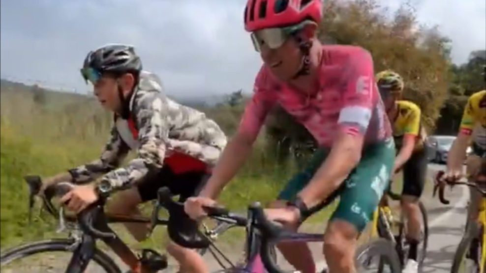 Video: Iba 12-ročný chlapec sa pridal k Tomovi Dumoulinovi a Rigobertovi Uránovi počas ich tréningu