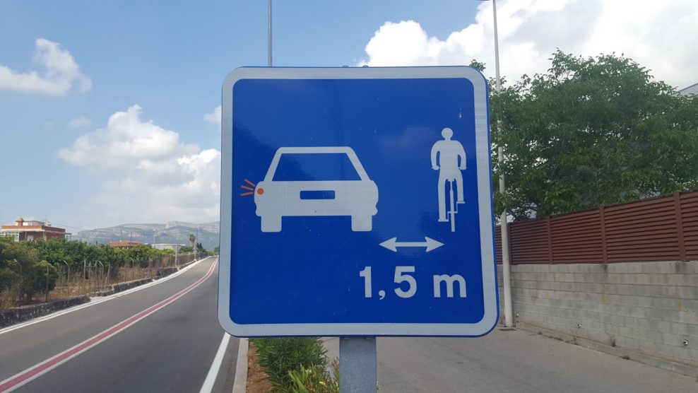 Oddnes platí na Slovensku odstup 1,5 metra pri predchádzaní cyklistov