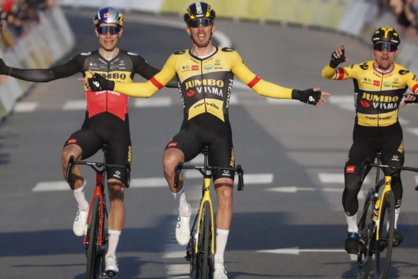 Trojica Laporte, Van Aert a Roglič prekvapila šprintérov a ukradla im víťazstvo úvodnej etapy Paríž-Nice