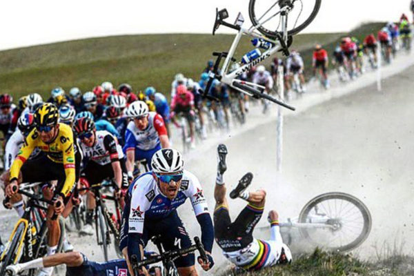  Video: Hrozivý pád Juliana Alaphilippa a mnohých ďalších na Strade Bianche 2022