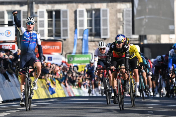 Jakobsen prešprintoval Van Aerta a vyhral druhú etapu Paríž-Nice (+video)