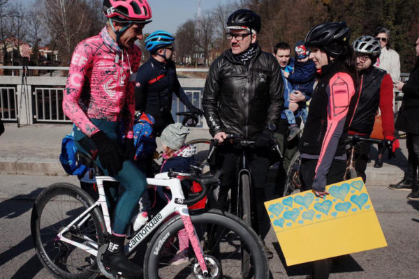 Lachlan Morton prešiel na bicykli z Mníchova na ukrajinskú hranicu, vyzbieral 200-tisíc dolárov na podporu utečencov