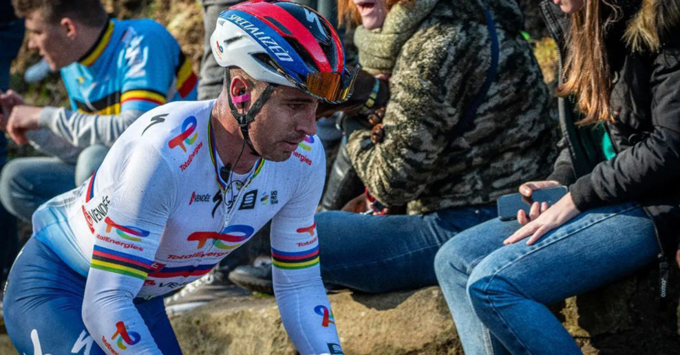 Peter Sagan je nahnevan&yacute;: Mlad&iacute; jazdci nemaj&uacute; re&scaron;pekt, len tak sa vymočia v strede pelot&oacute;nu