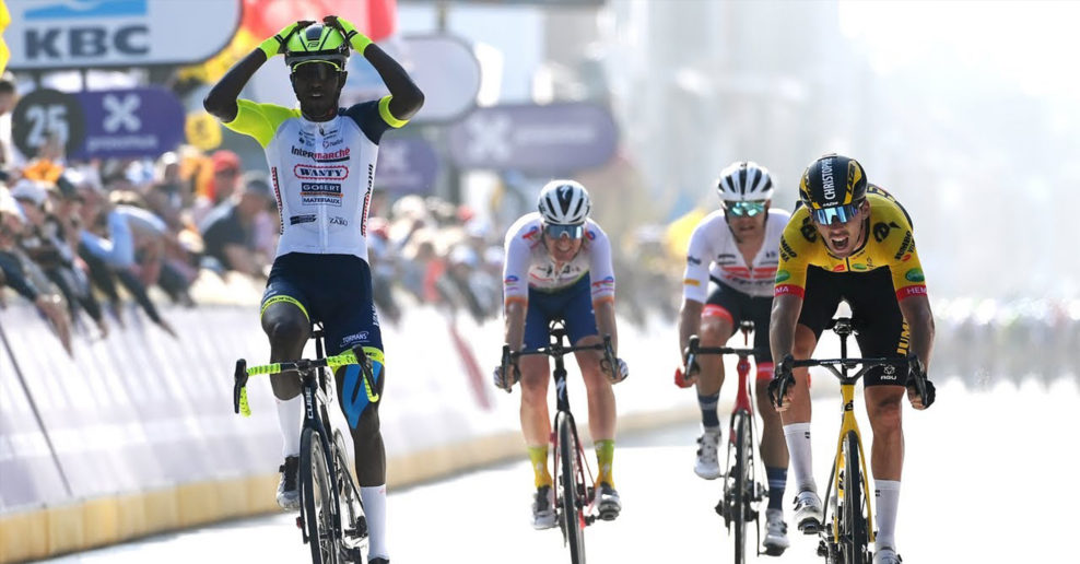 Biniam Girmay sa stal historicky prv&yacute;m Afričanom, ktor&yacute; vyhral klasiku Gent-Wevelgem