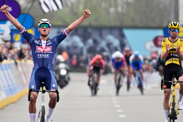 Mathieu van der Poel zvládol ťažkú skúšku pred monumentom a suverénne vyhral Dwars door Vlaanderen