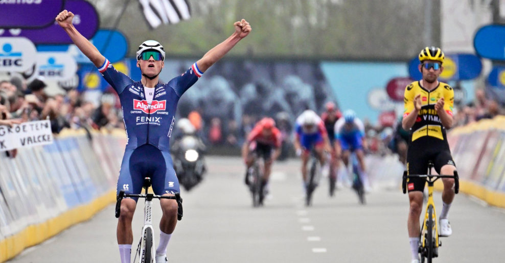 Mathieu van der Poel zvl&aacute;dol ťažk&uacute; sk&uacute;&scaron;ku pred monumentom a suver&eacute;nne vyhral Dwars door Vlaanderen