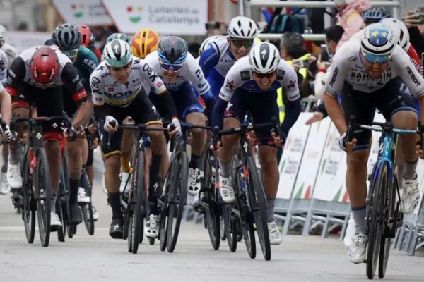 Sonny Colbrelli skolaboval po šprinte na pretekoch Okolo Katalánska