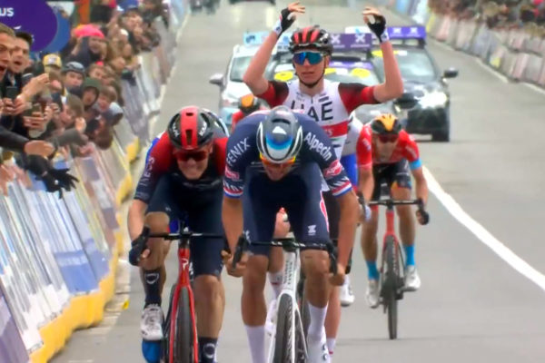 Mathieu van der Poel po druhýkrát vyhral Okolo Flámska, Pogačar takticky nezvládol záver