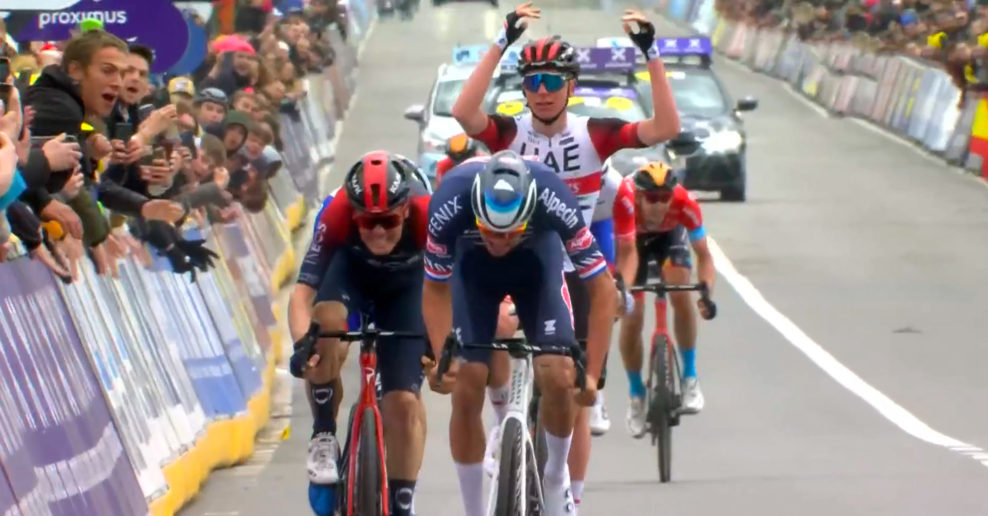 Mathieu van der Poel po druh&yacute;kr&aacute;t vyhral Okolo Fl&aacute;mska, Pogačar takticky nezvl&aacute;dol z&aacute;ver