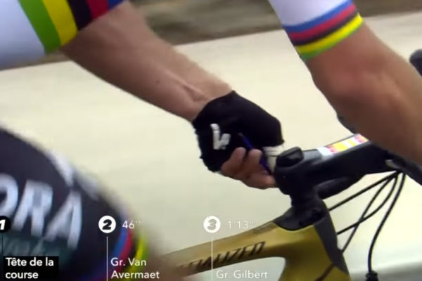 Video: Legendárny moment, keď si Sagan pred víťazstvom Paríž-Roubaix za jazdy doťahoval predstavec