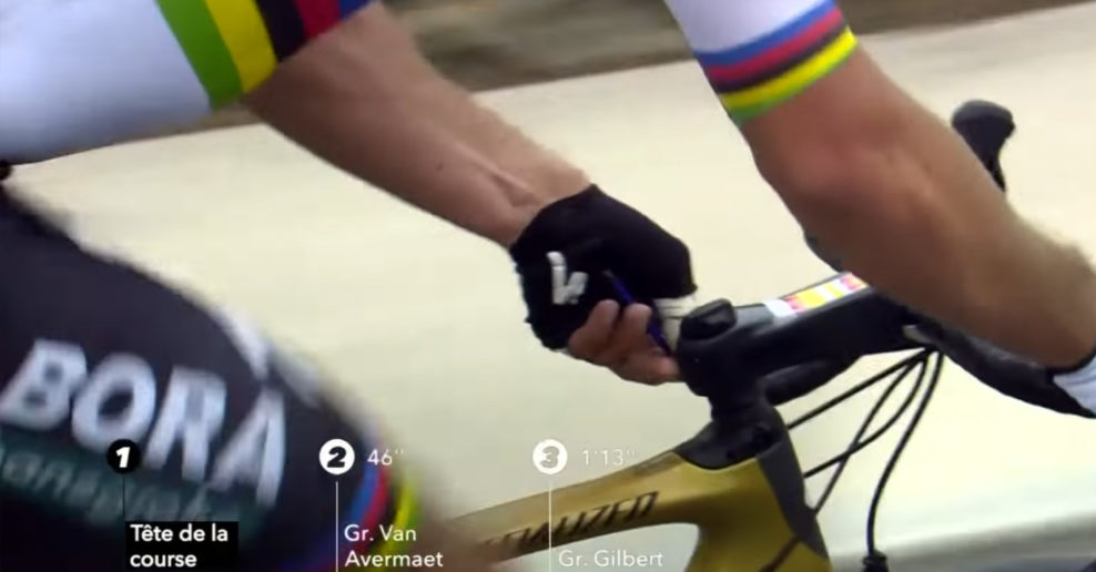  VIDEO | Legend&aacute;rny moment, keď si Peter Sagan za jazdy doťahoval predstavec pred v&iacute;ťazstvom Par&iacute;ž-Roubaix