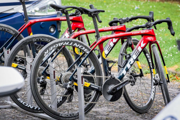 Na Par&iacute;ž-Roubaix sa objavil &uacute;plne nov&yacute; Trek Domane, m&aacute; menej odpruženia a je viac aero