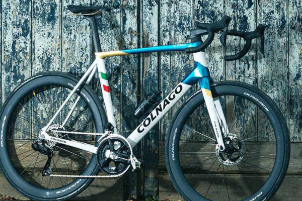 Colnago predstavilo nový cestný bicykel C68 s karbónovým rámom a titánovými spojkami z 3D tlačiarne