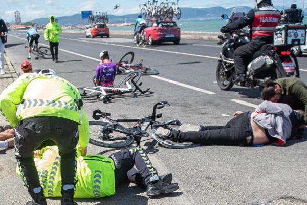 Video: Chodec spôsobil nebezpečný hromadný pád na pretekoch Okolo Turecka, Bouhanni skončil v nemocnici