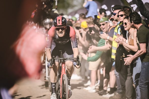 Van Baarle vyhral historicky najrýchlejšie Paríž-Roubaix po záverečnom 19km sólo úniku (+video)