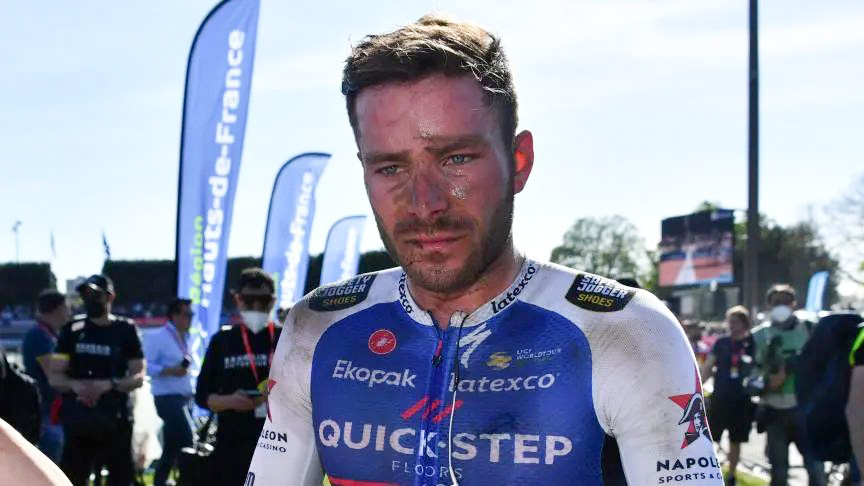 Florian Sénéchal na Paríž-Roubaix najprv nepríjemne spadol a potom ho obliali močom (+video)