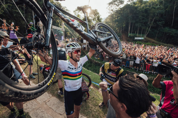 Nino Schurter vyhral preteky Svetového pohára XCO v Brazílii a vyrovnal historický rekord Juliena Absalona